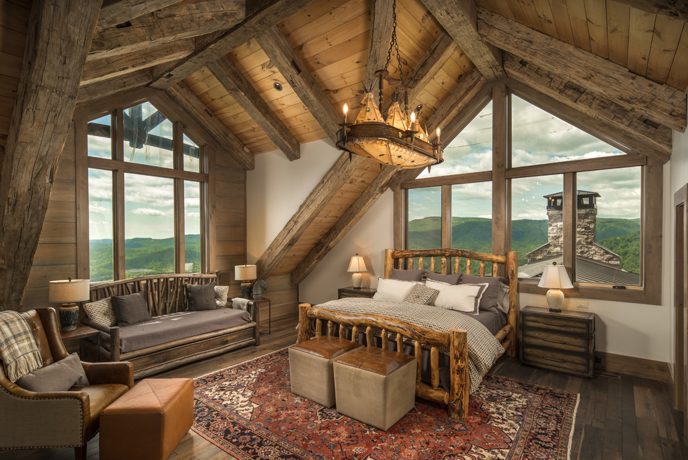 Cette photo montre une chambre d'amis montagne de taille moyenne avec un mur beige, un sol en bois brun et aucune cheminée.