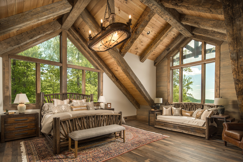 Idee per una camera matrimoniale rustica con pareti beige e pavimento in legno massello medio