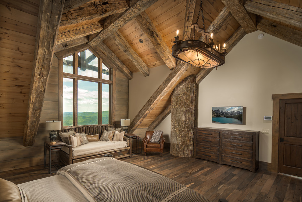 Diseño de habitación de invitados rural con paredes beige y suelo de madera en tonos medios