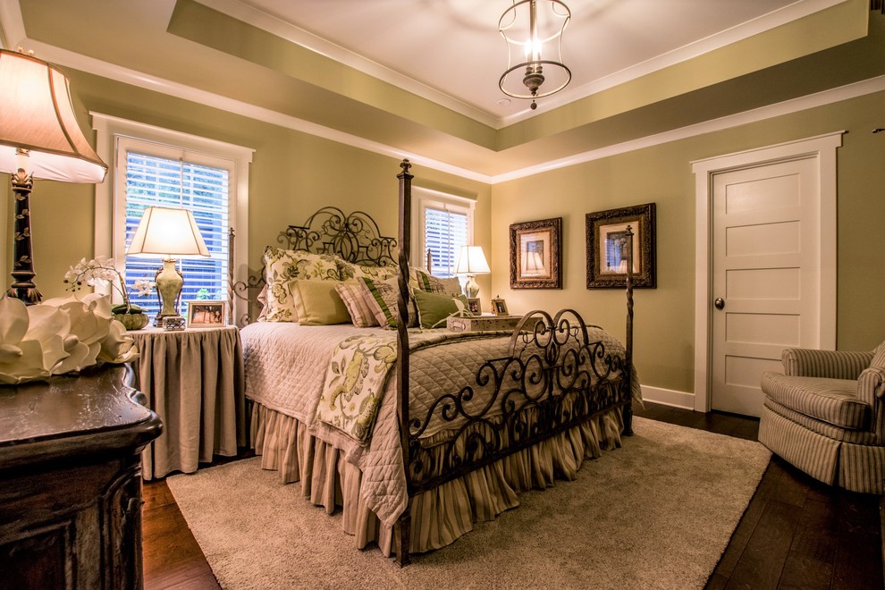 Kleines Klassisches Hauptschlafzimmer mit grüner Wandfarbe, braunem Holzboden und braunem Boden in Atlanta
