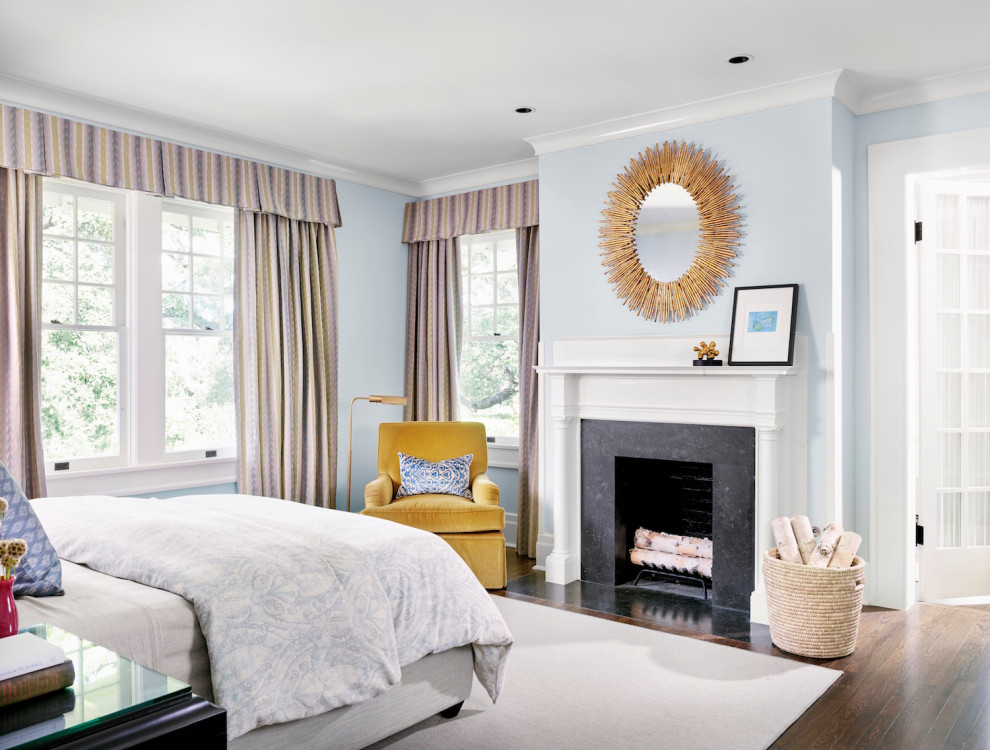 На фото: гостевая спальня среднего размера, (комната для гостей) в стиле неоклассика (современная классика) с синими стенами, темным паркетным полом и коричневым полом без камина с