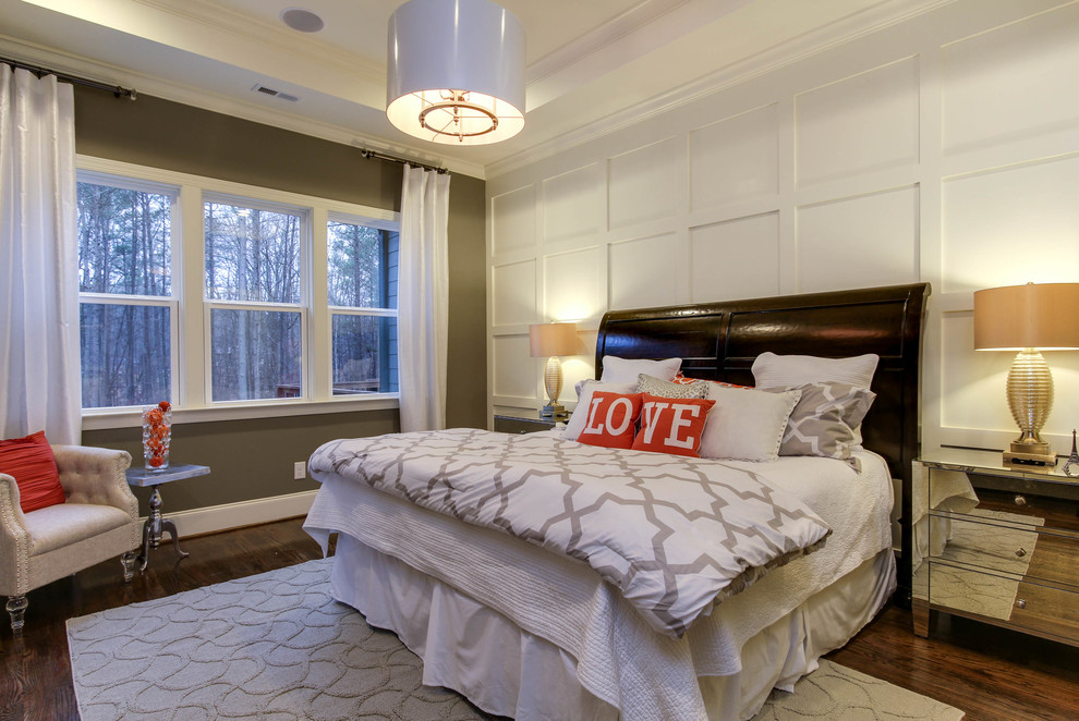 Immagine di una camera da letto chic con pareti grigie e pavimento in legno massello medio