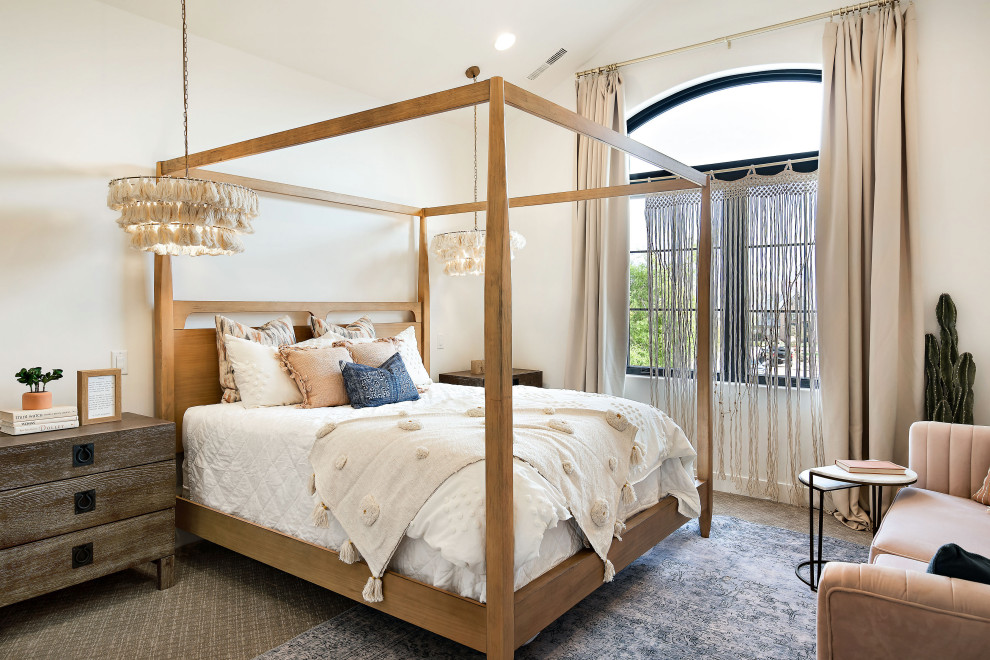 Modelo de dormitorio de estilo de casa de campo sin chimenea con paredes blancas, moqueta y suelo beige