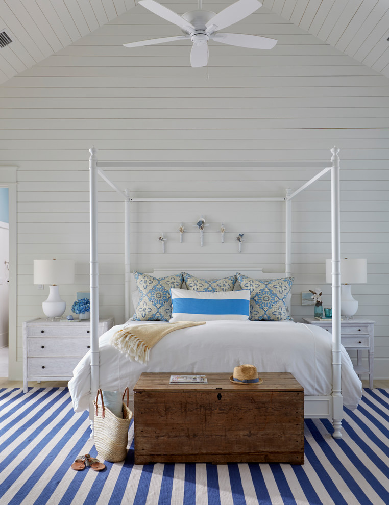 他の地域にあるビーチスタイルのおしゃれな寝室 (白い壁、淡色無垢フローリング、ベージュの床) のインテリア