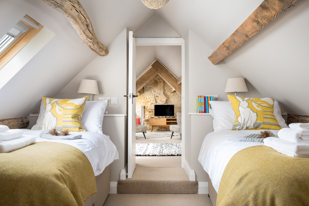 Стильный дизайн: маленькая гостевая спальня (комната для гостей) в стиле кантри с белыми стенами, ковровым покрытием и бежевым полом для на участке и в саду - последний тренд