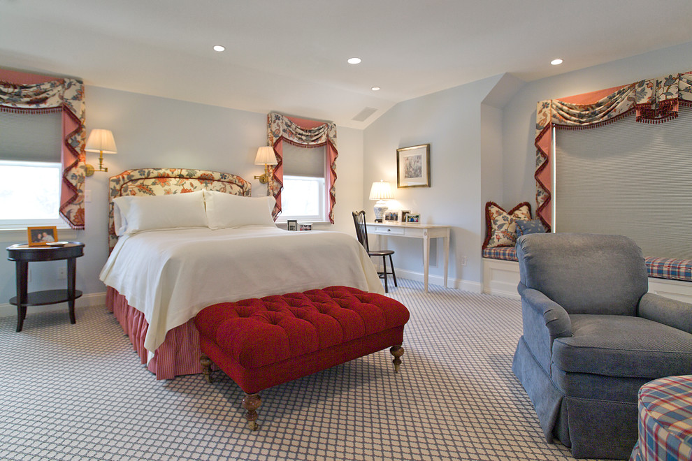 На фото: большая хозяйская спальня в классическом стиле с синими стенами, ковровым покрытием, стандартным камином и фасадом камина из камня с