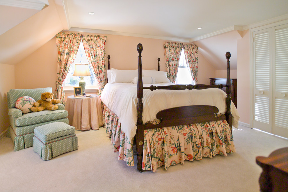 Immagine di una camera degli ospiti chic di medie dimensioni con pareti rosa, moquette e nessun camino