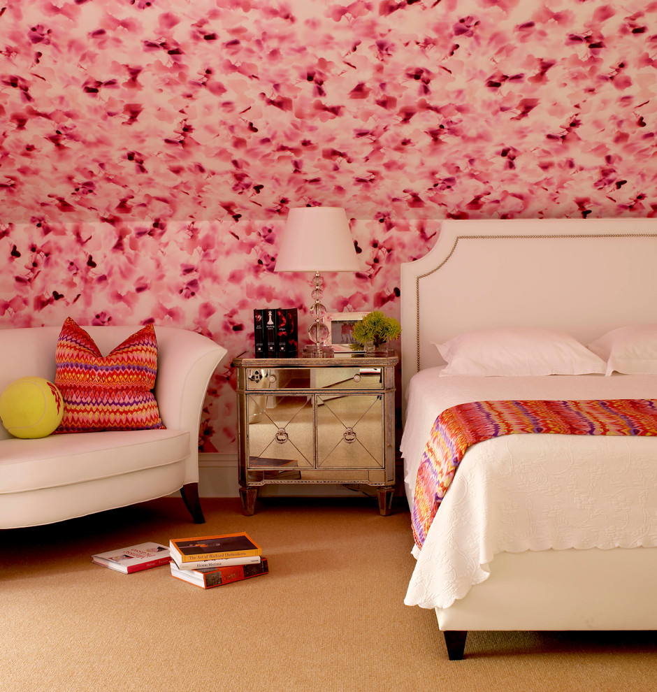 Свежая идея для дизайна: спальня в стиле неоклассика (современная классика) с розовыми стенами - отличное фото интерьера