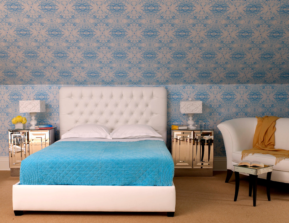 Idée de décoration pour une chambre design avec un mur bleu.