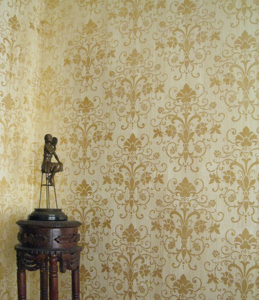 Foto på ett mellanstort vintage huvudsovrum, med gula väggar