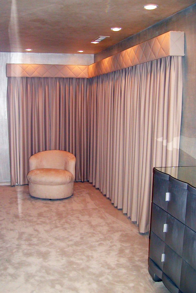 На фото: гостевая спальня среднего размера, (комната для гостей) в современном стиле с коричневыми стенами, ковровым покрытием и бежевым полом