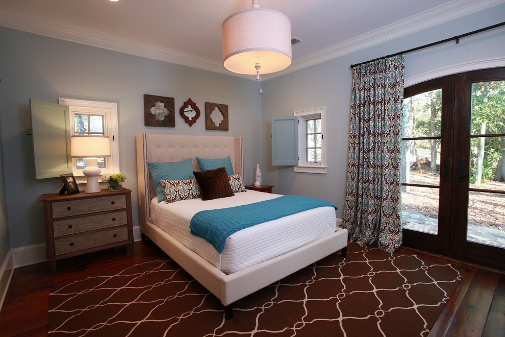 Mittelgroßes Klassisches Hauptschlafzimmer ohne Kamin mit beiger Wandfarbe und braunem Holzboden in Atlanta