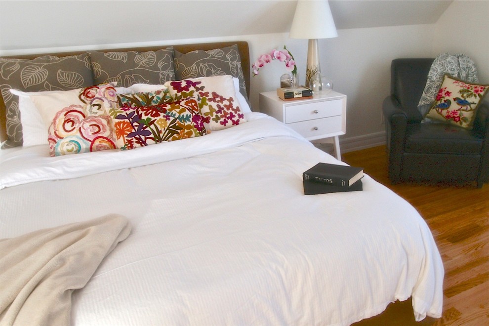Пример оригинального дизайна: хозяйская спальня среднего размера в стиле кантри с серыми стенами и паркетным полом среднего тона