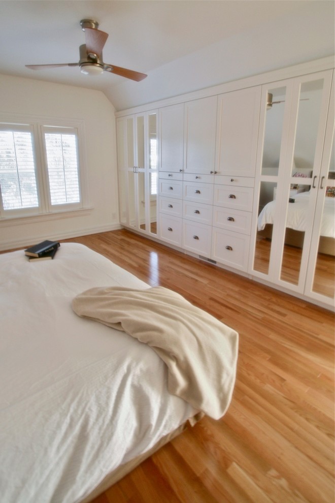 Exemple d'une chambre parentale craftsman de taille moyenne avec un mur gris et un sol en bois brun.