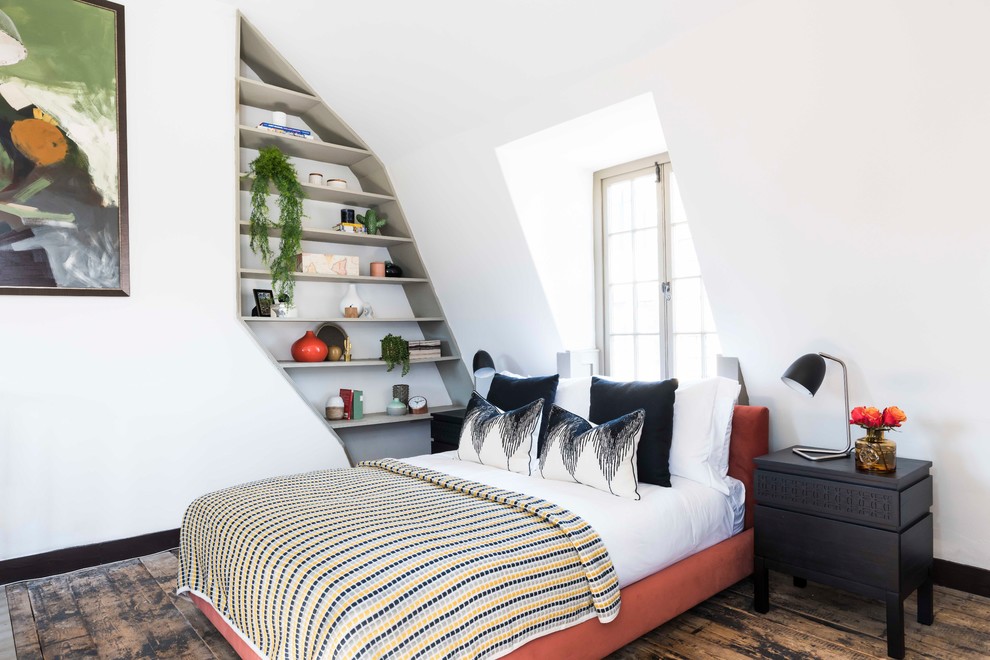 На фото: спальня в стиле неоклассика (современная классика) с бирюзовым полом