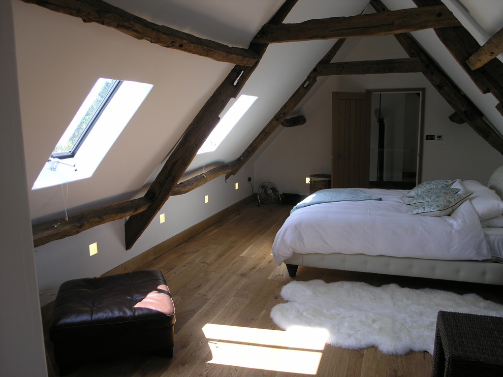 Modelo de dormitorio rural con techo inclinado