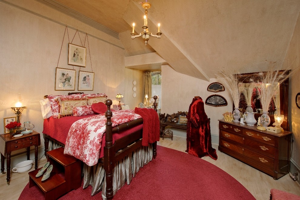 Idee per una camera da letto mediterranea con pareti beige