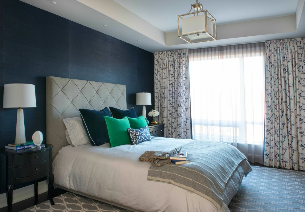 Идея дизайна: хозяйская спальня среднего размера в стиле неоклассика (современная классика) с серыми стенами, темным паркетным полом и коричневым полом без камина