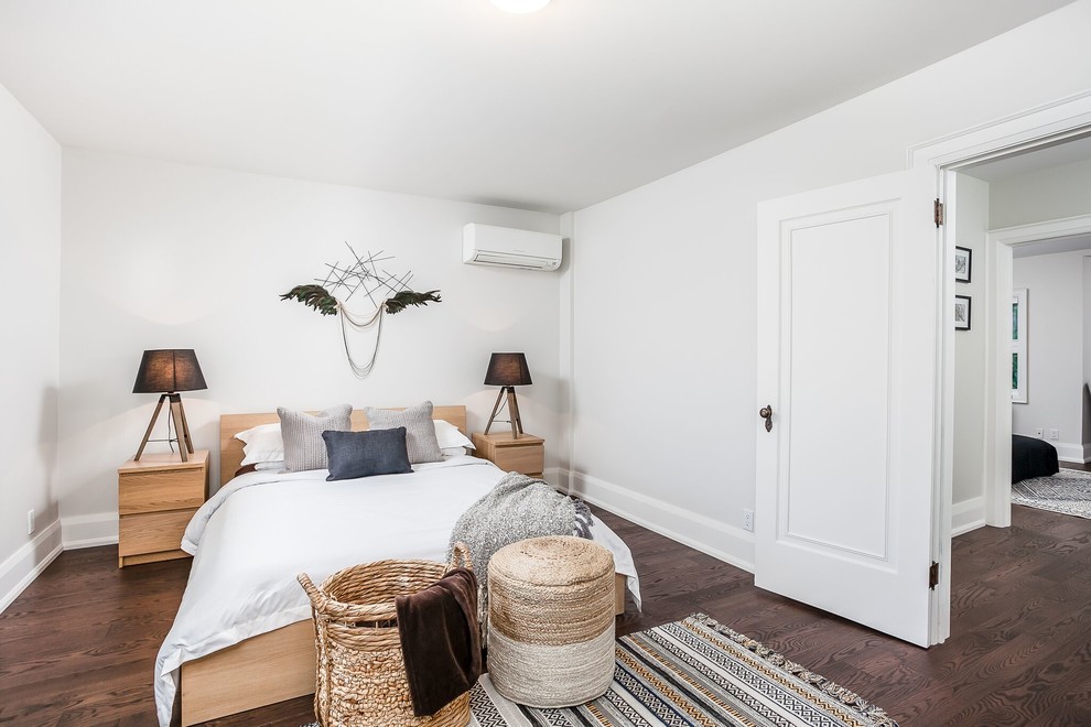 Источник вдохновения для домашнего уюта: спальня среднего размера в современном стиле с белыми стенами, темным паркетным полом и коричневым полом без камина