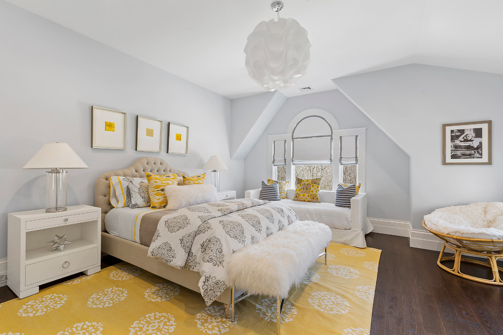 Foto de habitación de invitados marinera de tamaño medio con paredes blancas, suelo de madera en tonos medios y suelo marrón