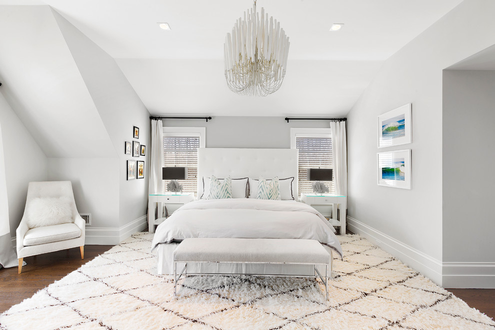 ニューヨークにある広いビーチスタイルのおしゃれな主寝室 (白い壁、無垢フローリング、茶色い床、照明)