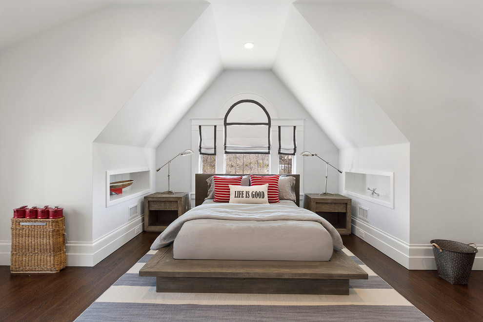 ニューヨークにある中くらいなビーチスタイルのおしゃれな客用寝室 (白い壁、無垢フローリング、茶色い床、ベッド下のラグ、勾配天井、グレーとブラウン) のインテリア
