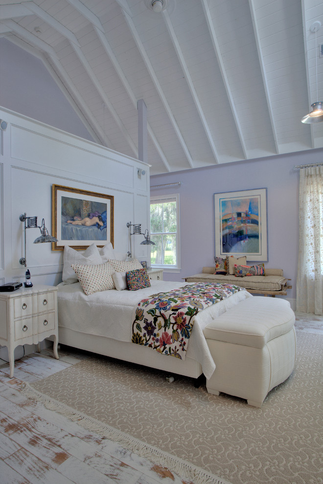 Источник вдохновения для домашнего уюта: хозяйская спальня среднего размера в классическом стиле с фиолетовыми стенами и деревянным полом без камина