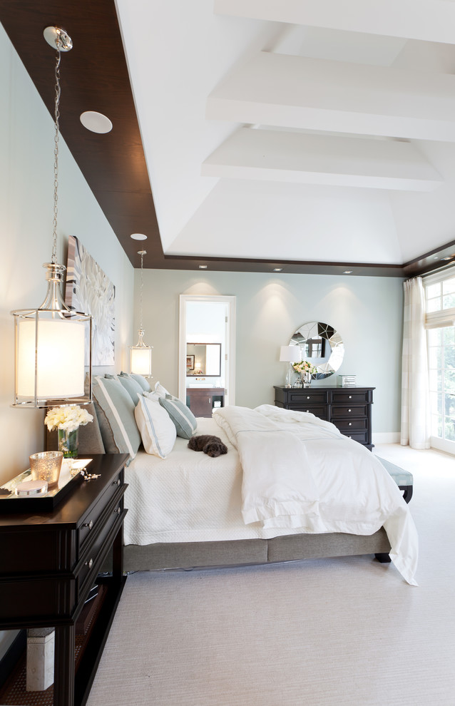 Diseño de dormitorio principal tradicional grande con paredes azules y moqueta