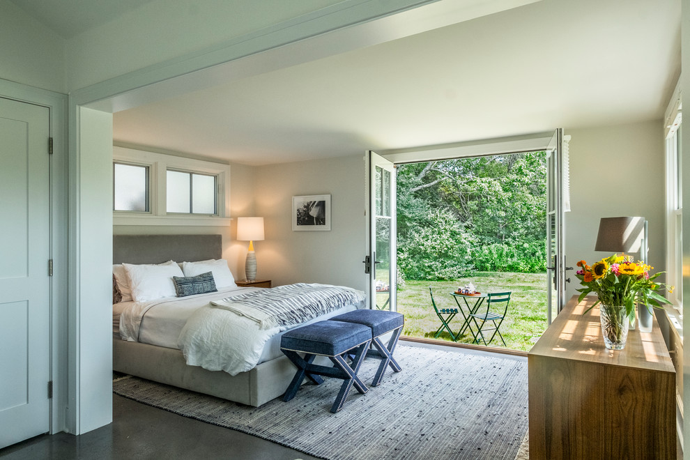 Mittelgroßes Landhaus Hauptschlafzimmer ohne Kamin mit beiger Wandfarbe, dunklem Holzboden und braunem Boden in Boston