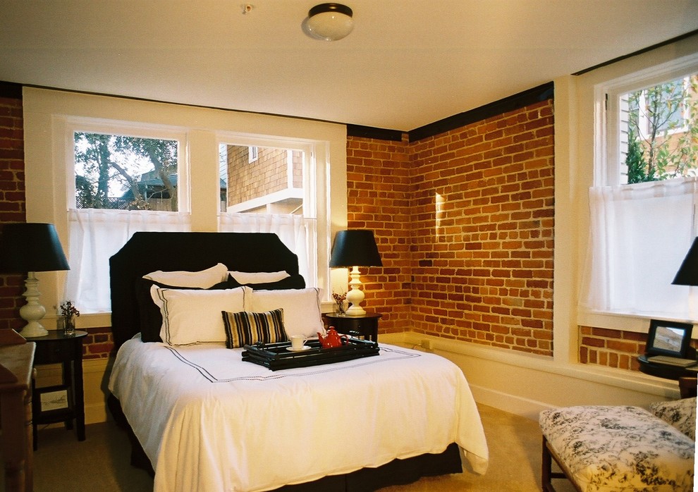 Immagine di una piccola camera da letto boho chic con pareti multicolore e moquette