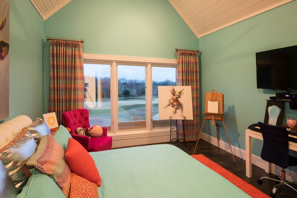 Mittelgroßes Stilmix Schlafzimmer ohne Kamin mit blauer Wandfarbe und dunklem Holzboden in Sonstige