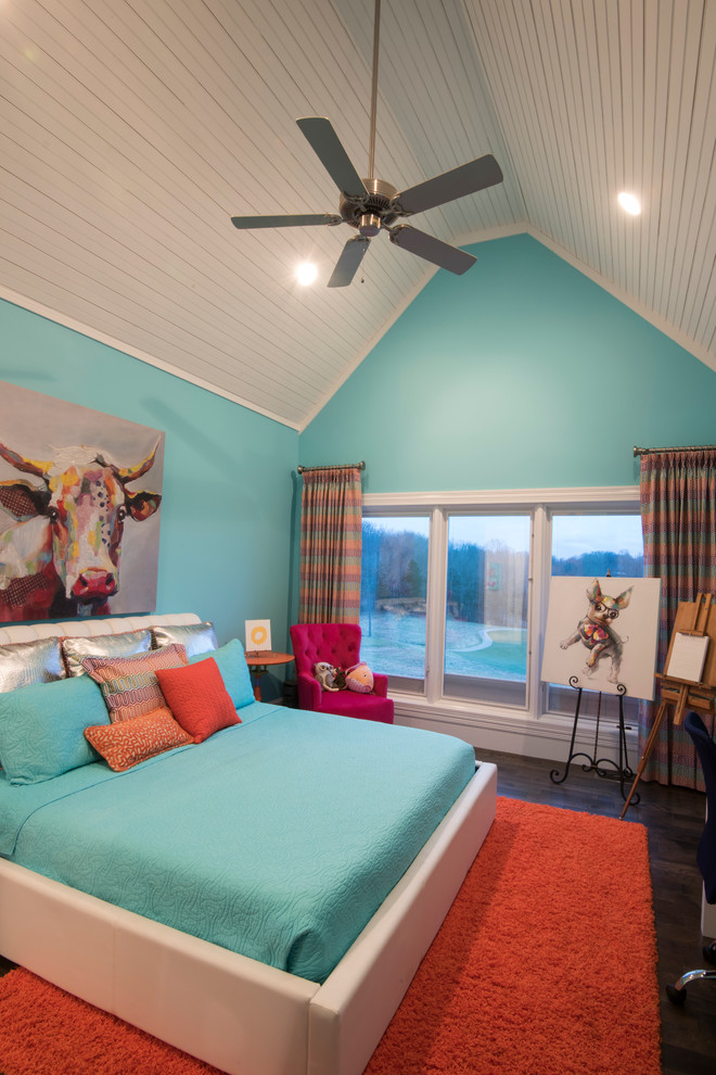 Modelo de dormitorio bohemio de tamaño medio sin chimenea con paredes azules y suelo de madera oscura