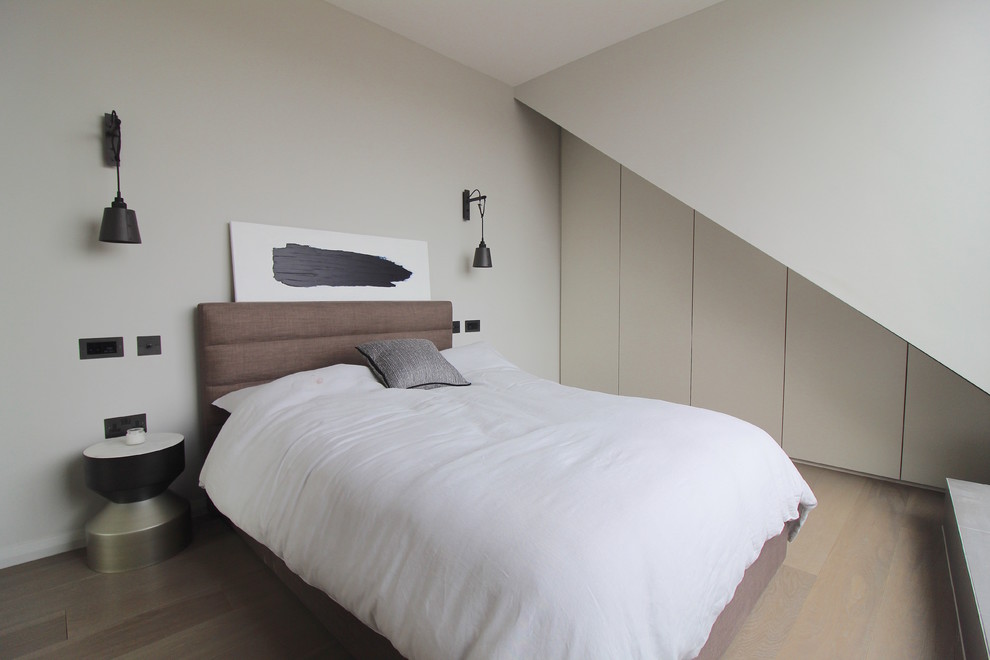 На фото: спальня среднего размера в современном стиле с серыми стенами, светлым паркетным полом и бежевым полом с