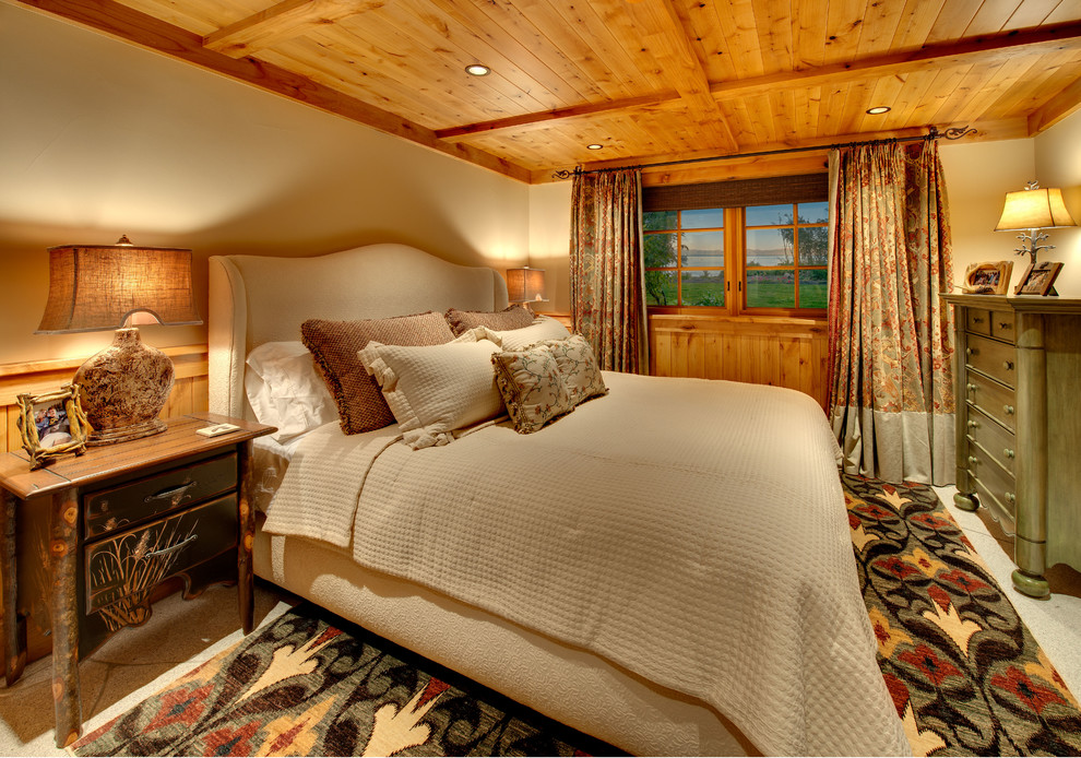 Immagine di una camera da letto rustica con pareti beige