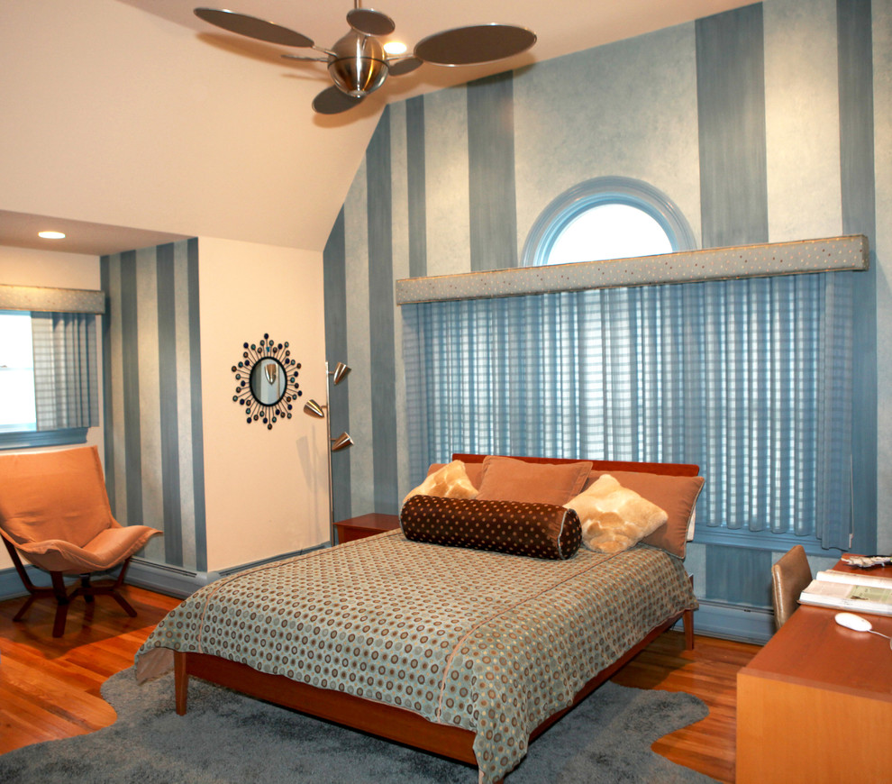 Ispirazione per una camera da letto tradizionale di medie dimensioni con pareti beige e parquet chiaro
