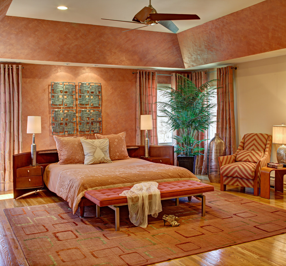 Foto de dormitorio principal actual grande con paredes rosas y suelo de madera clara