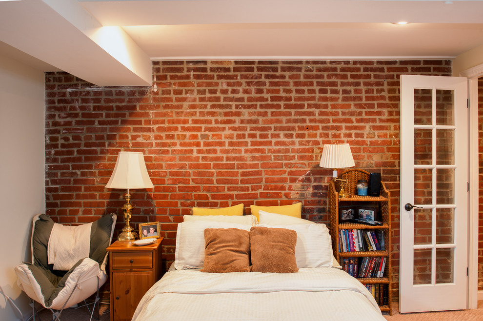 Свежая идея для дизайна: гостевая спальня среднего размера, (комната для гостей) в стиле кантри с бежевыми стенами, ковровым покрытием и серым полом - отличное фото интерьера