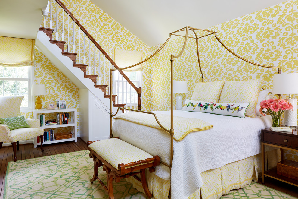 На фото: спальня в классическом стиле с желтыми стенами, коричневым полом и паркетным полом среднего тона