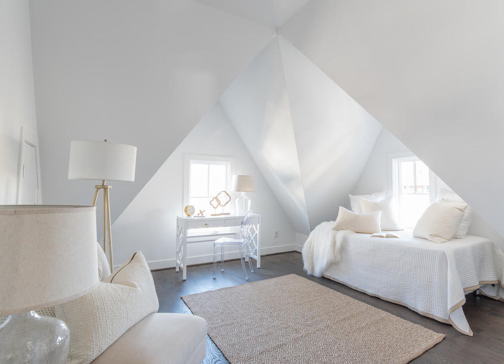 ワシントンD.C.にあるトランジショナルスタイルのおしゃれな客用寝室 (白い壁、濃色無垢フローリング、茶色い床、勾配天井、グレーとブラウン) のレイアウト