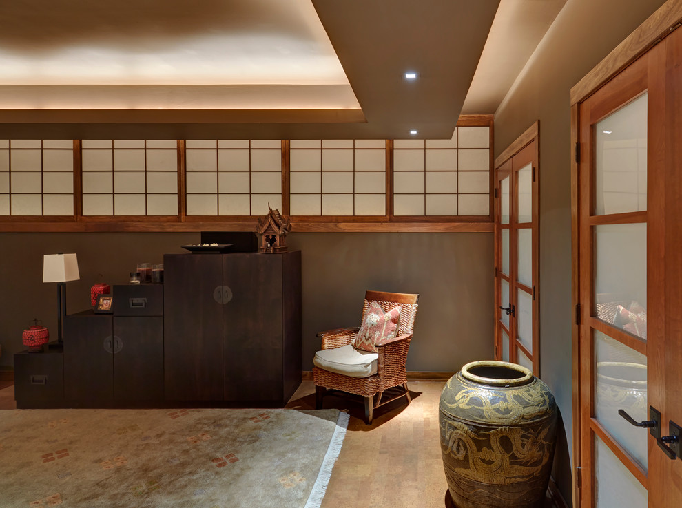На фото: хозяйская спальня среднего размера в восточном стиле с коричневыми стенами, паркетным полом среднего тона и коричневым полом без камина