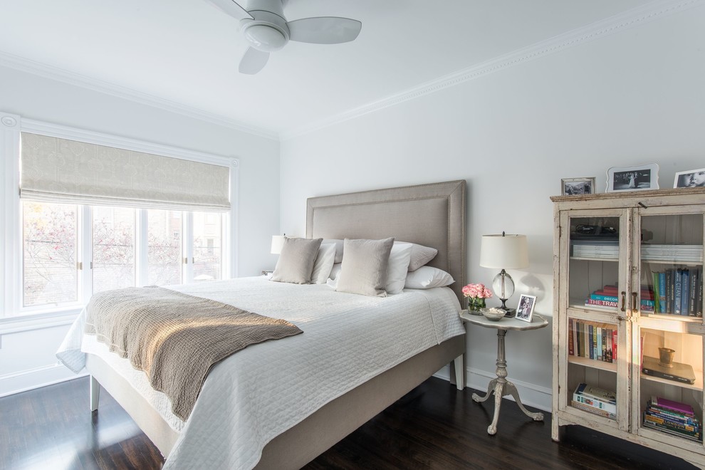 ワシントンD.C.にあるトランジショナルスタイルのおしゃれな寝室 (白い壁、濃色無垢フローリング、暖炉なし)