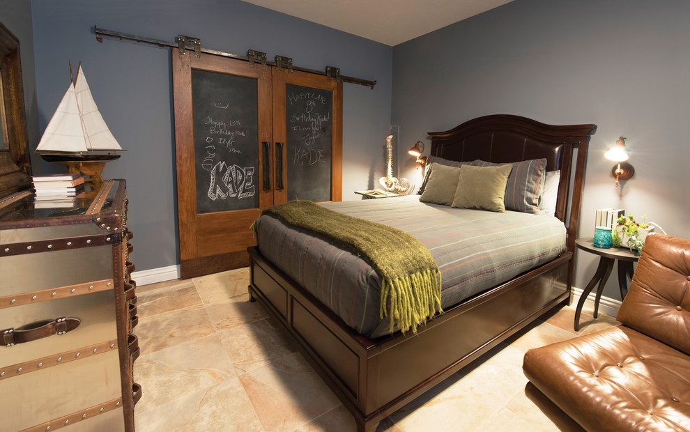 Foto de habitación de invitados tradicional renovada de tamaño medio sin chimenea con paredes grises y suelo de baldosas de cerámica