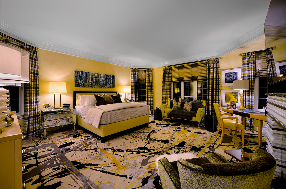 Идея дизайна: хозяйская спальня среднего размера в стиле фьюжн с желтыми стенами, ковровым покрытием, стандартным камином и фасадом камина из камня