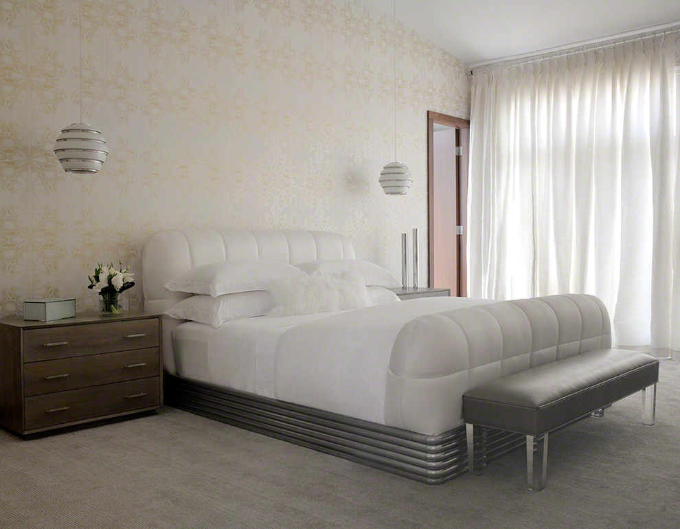 Modelo de dormitorio principal actual con paredes multicolor y moqueta