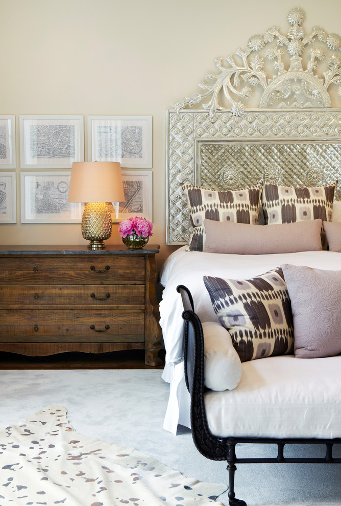 Imagen de dormitorio principal clásico extra grande sin chimenea con paredes beige y suelo de madera en tonos medios