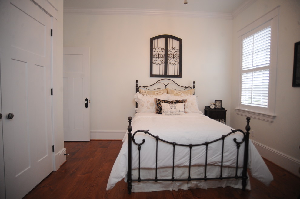 Источник вдохновения для домашнего уюта: гостевая спальня среднего размера, (комната для гостей) в стиле кантри с белыми стенами и паркетным полом среднего тона