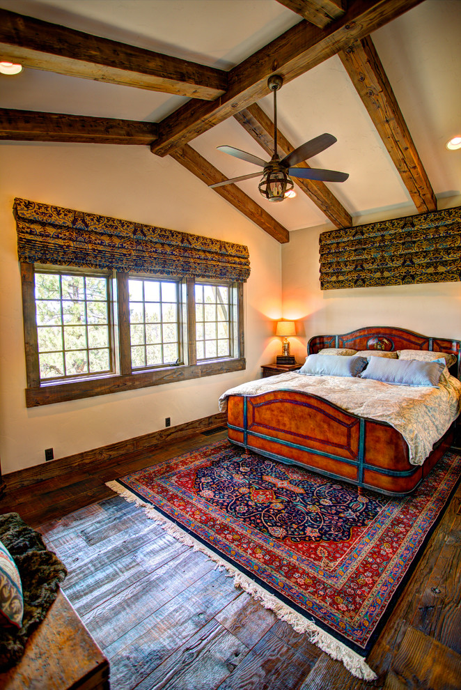 На фото: большая хозяйская спальня в стиле рустика с белыми стенами и паркетным полом среднего тона
