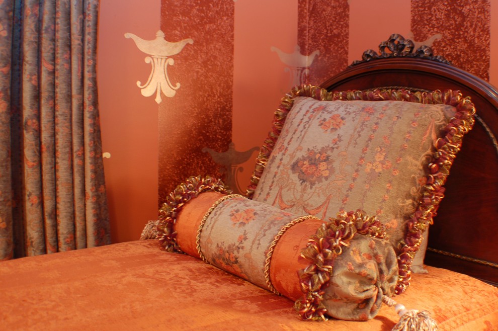 На фото: гостевая спальня среднего размера, (комната для гостей) в викторианском стиле с оранжевыми стенами и ковровым покрытием