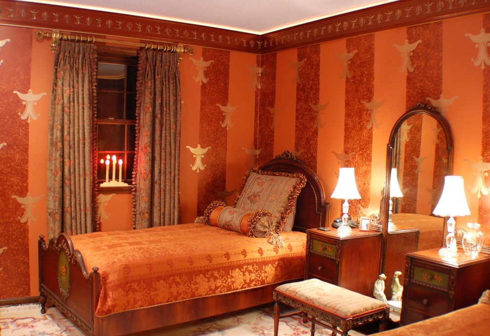 Источник вдохновения для домашнего уюта: гостевая спальня среднего размера, (комната для гостей) в викторианском стиле с оранжевыми стенами и ковровым покрытием