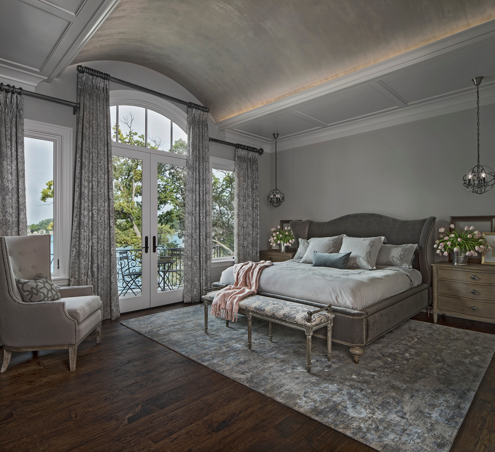 Ejemplo de dormitorio principal con paredes grises y suelo de madera en tonos medios